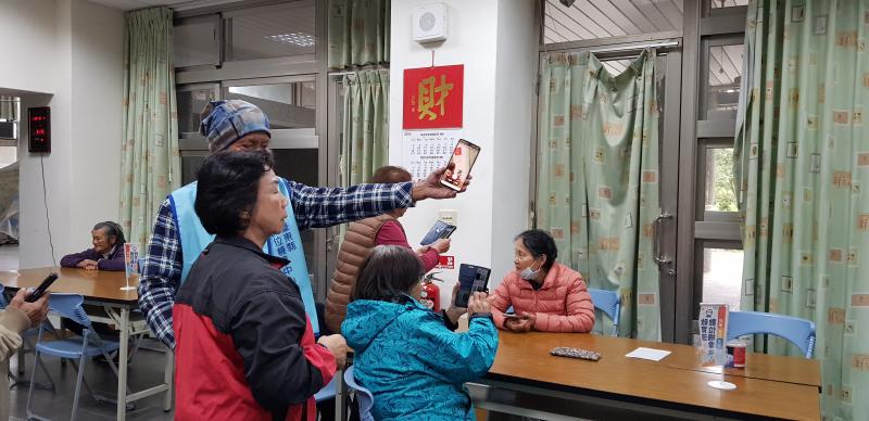許多學員從一開始不知道如何開拍,到最後能嘗試規劃自己的影片內容,現場互動熱絡、笑聲不斷。