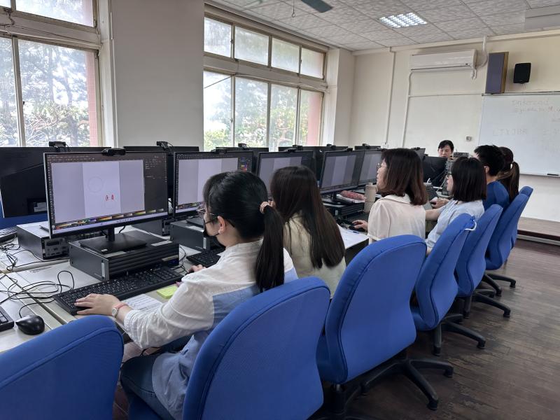 雷雕課程一開始，老師先向學員介紹雷雕的原理與生活中的應用方式，並一步步帶領大家使用繪圖工具製作雷雕圖檔。許多學員都是第一次接觸雷雕，對於能將圖案轉化成作品都感到相當新奇與期待。