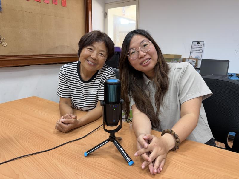 DOC執秘與博士開心合影，完成史前石器podcast。
