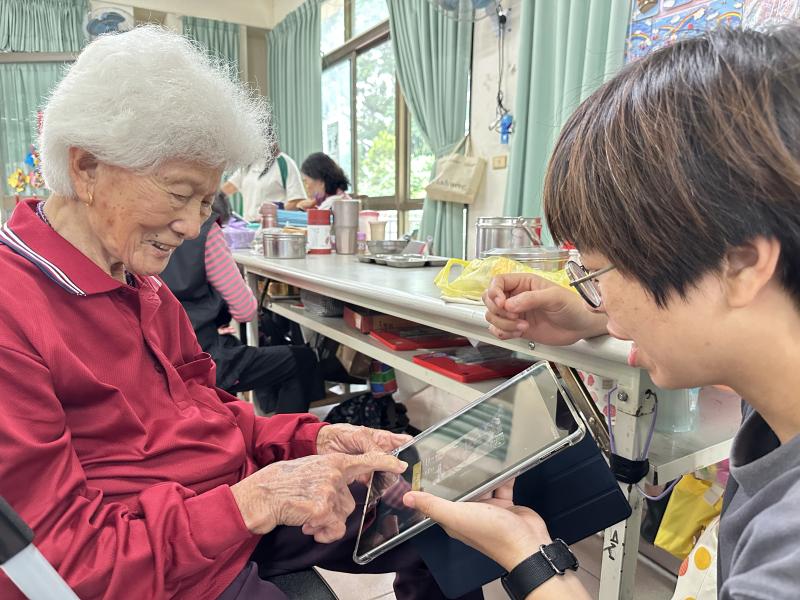 老師協助學員使用AI創作-1