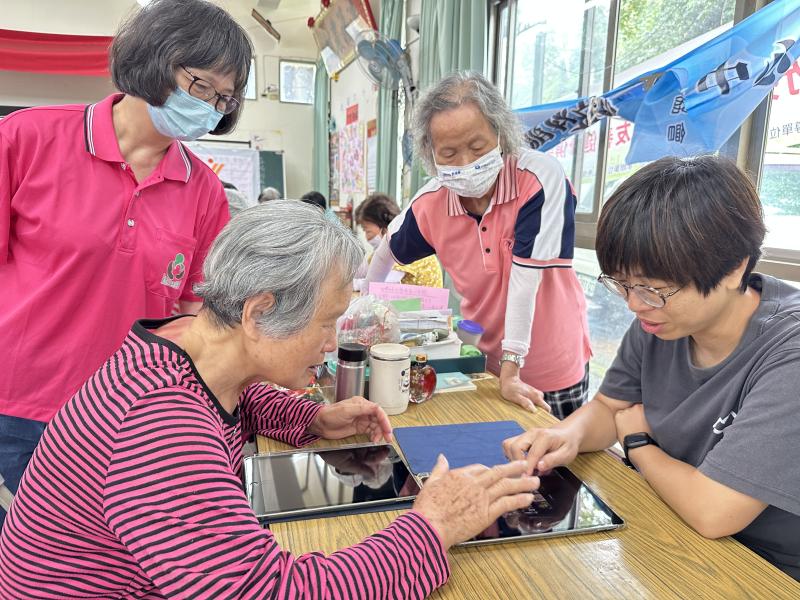 老師協助學員使用AI創作-2
