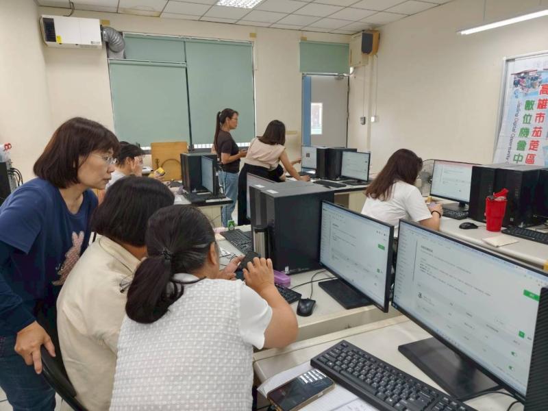 學員間也會互相討論、協助解決彼此的問題。