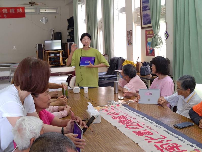 老師講解如何操作平板