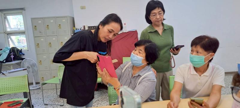 學員們認真聽講師介紹如何使用手機動一動