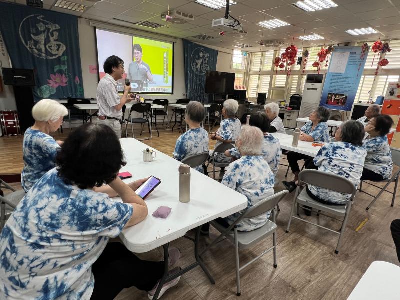 「長者量六力」是國民健康署參考世界衛生組織（WHO）推動的評估機制，每半年使用「長者量六力」LINE官方帳號進行自我評估(或幫長輩評估)，定期觀察「認知、行動、營養、視力、聽力及憂鬱(情緒)」身體功能狀況，及早發現異常，及早介入措施，如有家