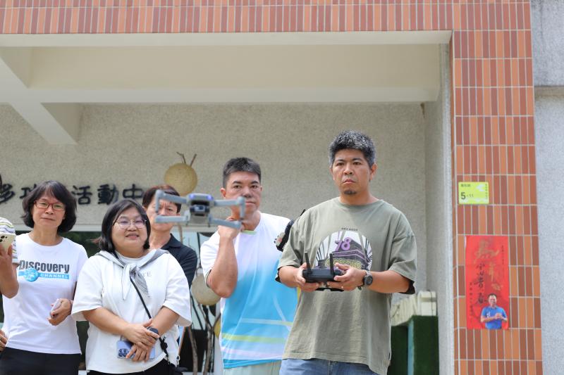 學員透過課程分組互相搭配練習空拍機來進行拍攝