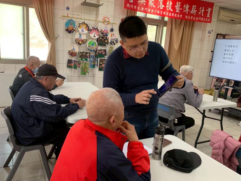 老師手把手幫長輩設置手機