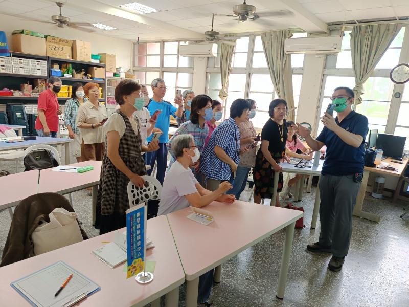 老師仔細講解手機操作技巧