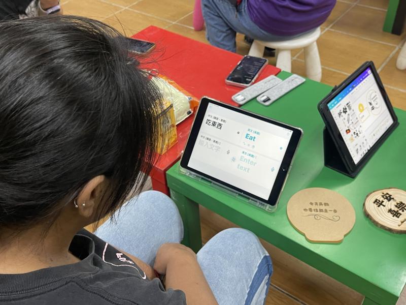 信義數位中心於望美社區辦理好用App實戰課，學員透過平板學習翻譯App操作，從害怕下載到逐漸熟悉，提升數位應用與觀光接待能力