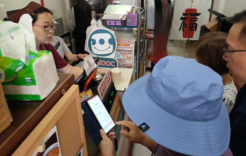 到在地店家實際操作掃QR碼行動支付