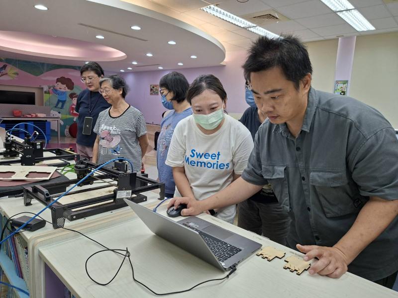 許義麟老師向學員講解雷雕機設置方法