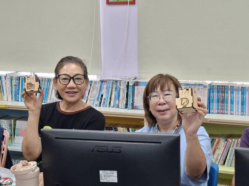 學員開心展示自己的作品