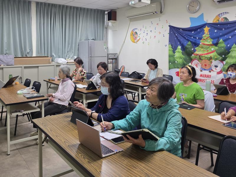學員從課程中認識平板,體驗科技便利。