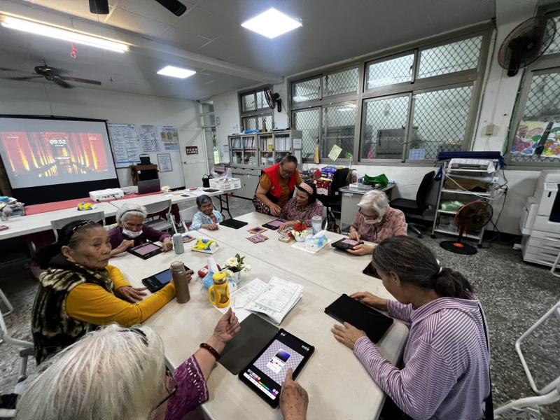 老師指導學員操作 APP 進行圖樣設計，學習將創意轉化為十字繡可用的格線圖稿，提升數位應用與手作結合能力。