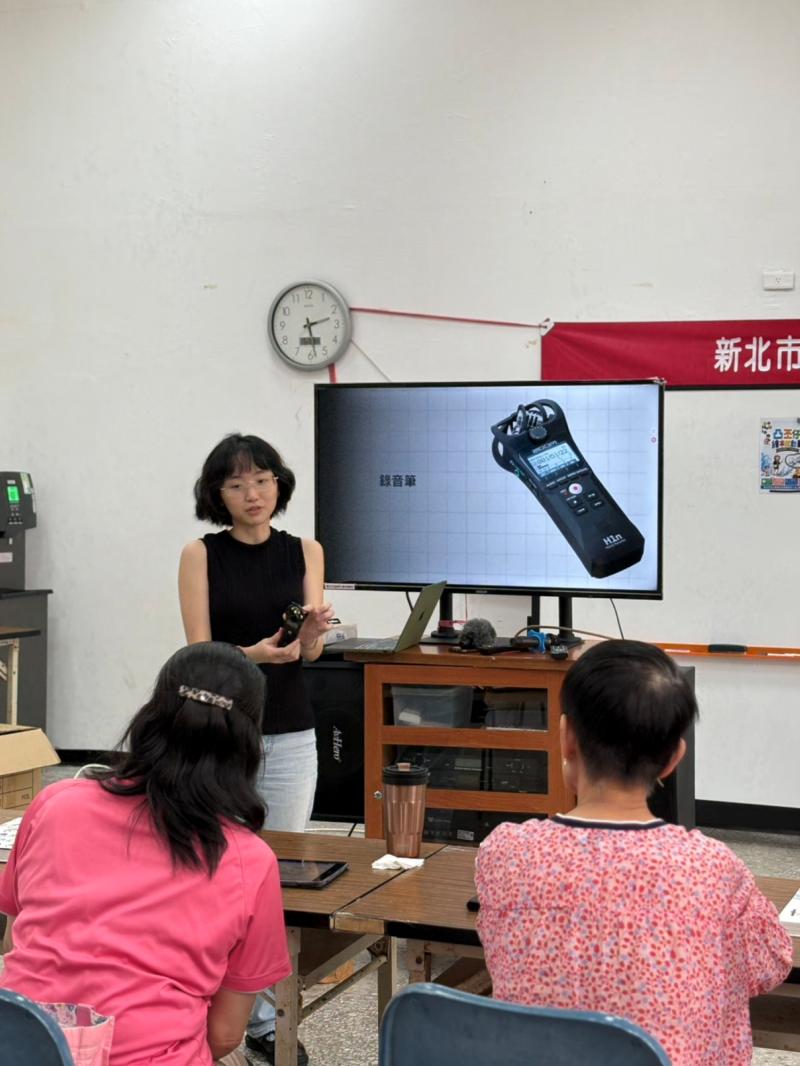 老師展示不同的物音設備給學員們