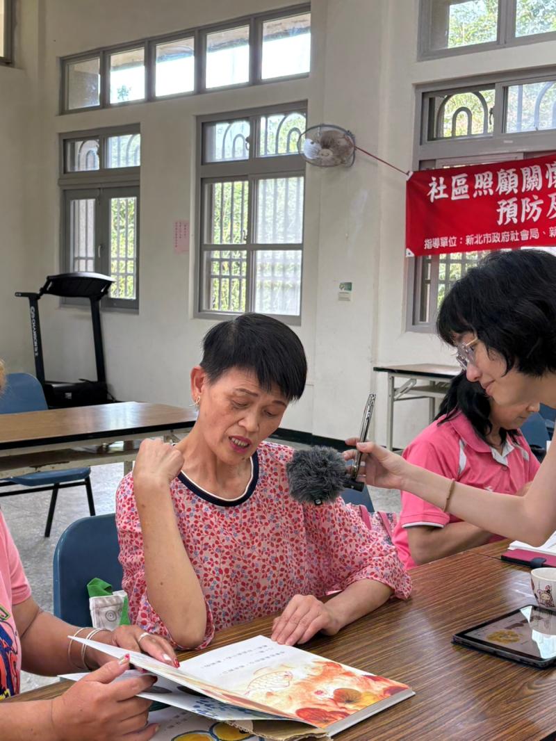 學員們嘗試錄製繪本上的內容