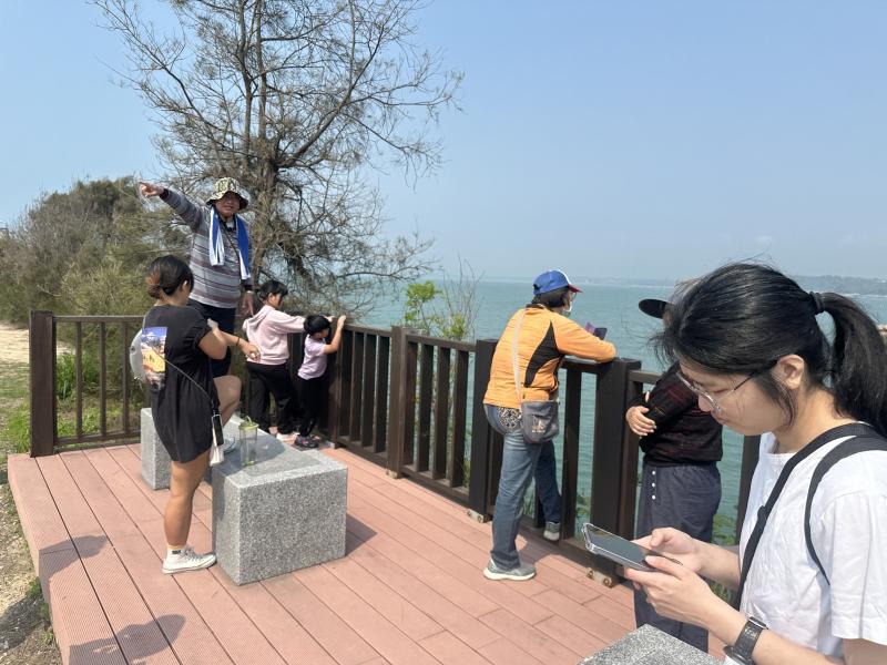 學員認真用手機做資料紀錄