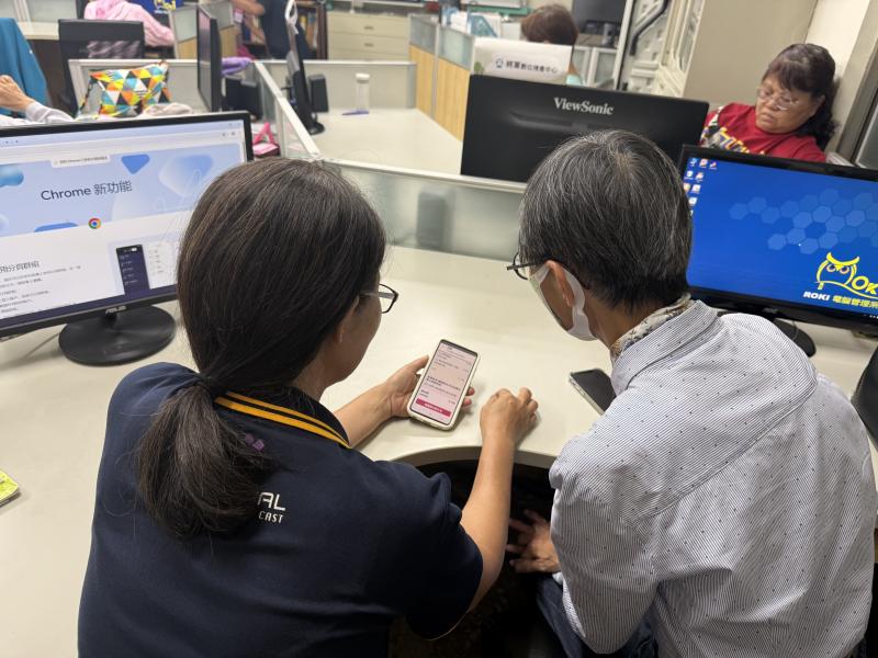 學員善用老師的教學，互相討論訂餐APP的細節操作。