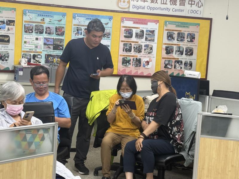 老師隨時幫學員解決問題點的疑惑