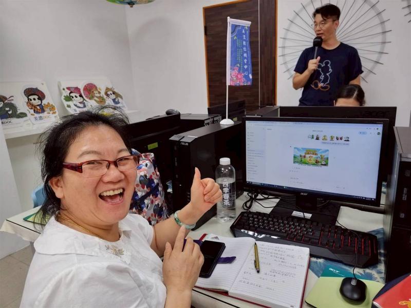 作品完成了！學員興奮地展示她精心設計的 AI 創意作品，那種滿滿的成就感與歡笑，就是課程最棒的風景！