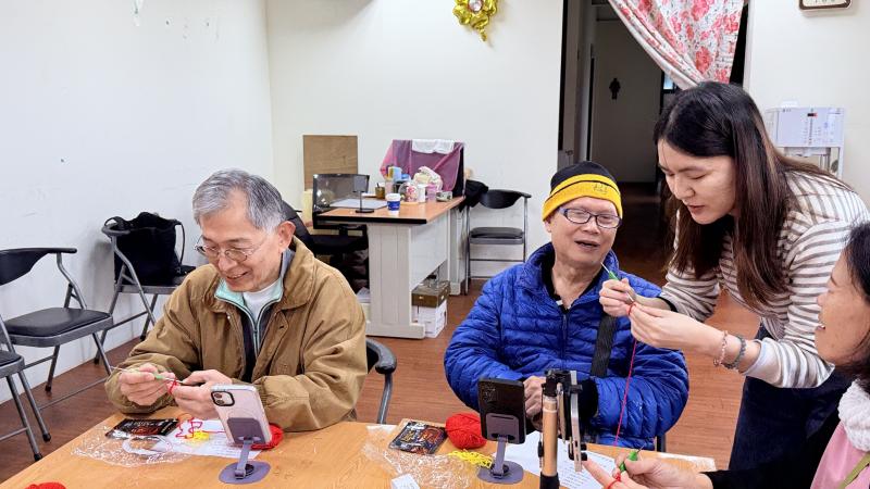 老師親自教男學員製作方法