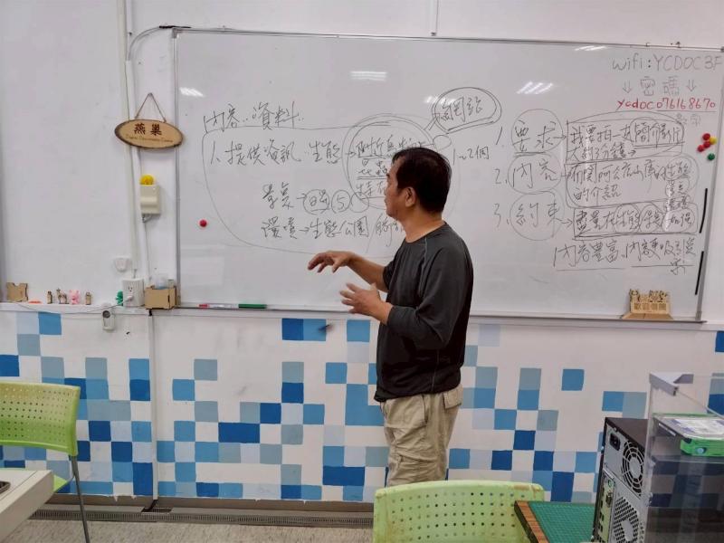 講師站在寫滿筆記的白板前熱情解說。他用心的引導，帶領學員將腦海中的生態故事，轉化為清晰的AI分鏡腳本，點燃滿滿創作熱忱！