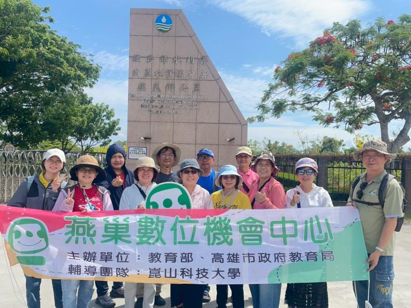 師生迎著陽光在阿公店水庫開心合影！大家臉上洋溢著活潑笑容與期待，準備用充滿溫度的鏡頭記錄家鄉之美。