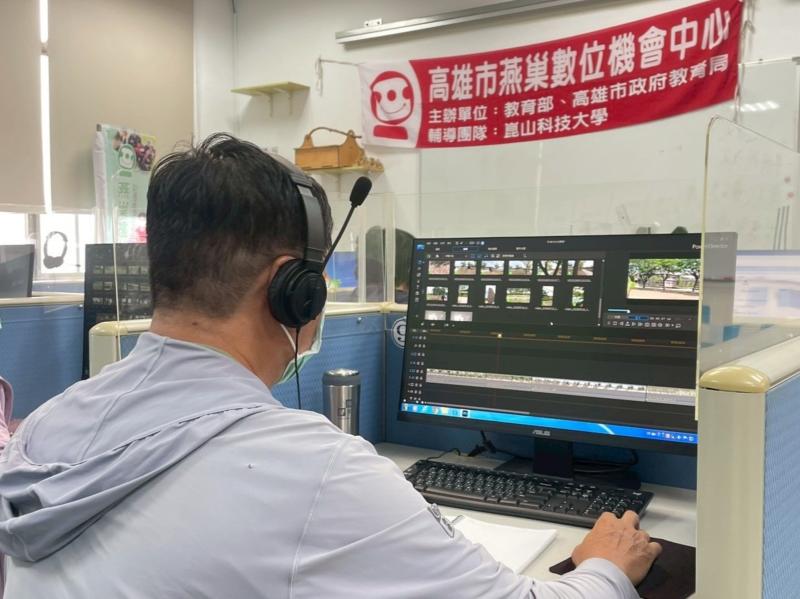 學員戴著耳機專注於螢幕，用心將早晨阿公店的美景，一刀一剪化作專屬影片，認真的背影散發著滿滿成就感！