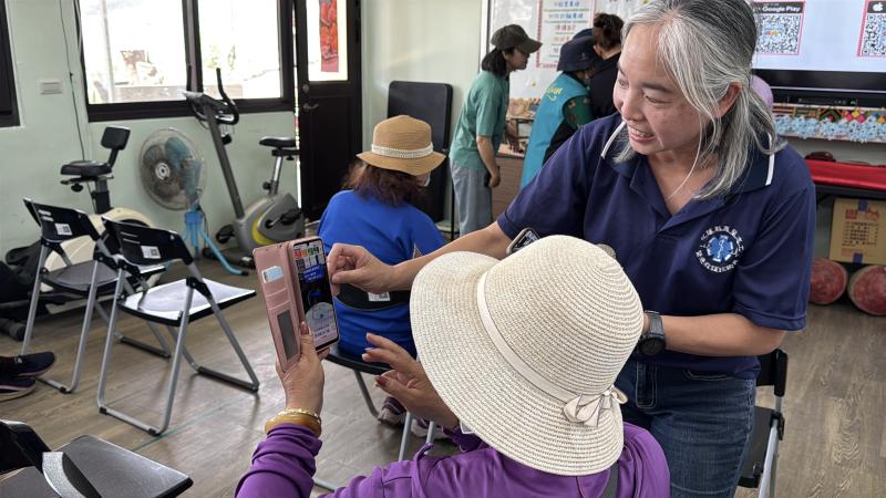 學員操作防災資訊平臺與通報系統