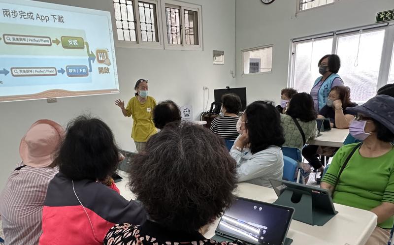 透過投影示範音樂App下載與操作，長輩跟著步驟學習，慢慢熟悉平板，也降低使用科技的緊張感。