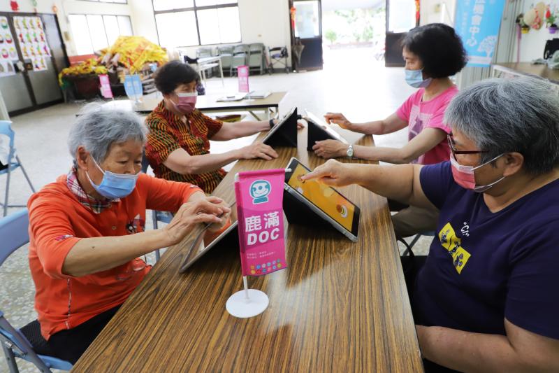 民眾操作鬆餅塔APP