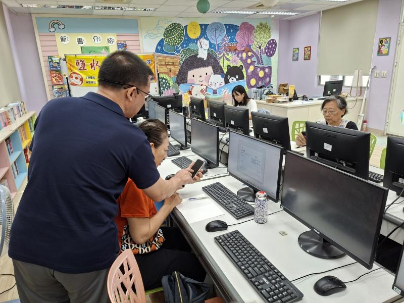 學員初次接觸Podcast，覺得很新奇!手機、桌機並用整理自己的講稿。