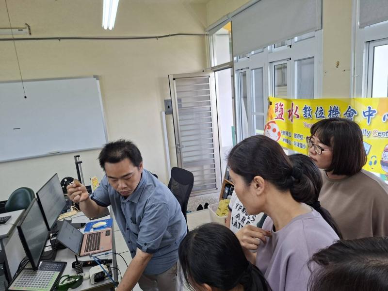 講師為學員講解雷雕機的運作原理