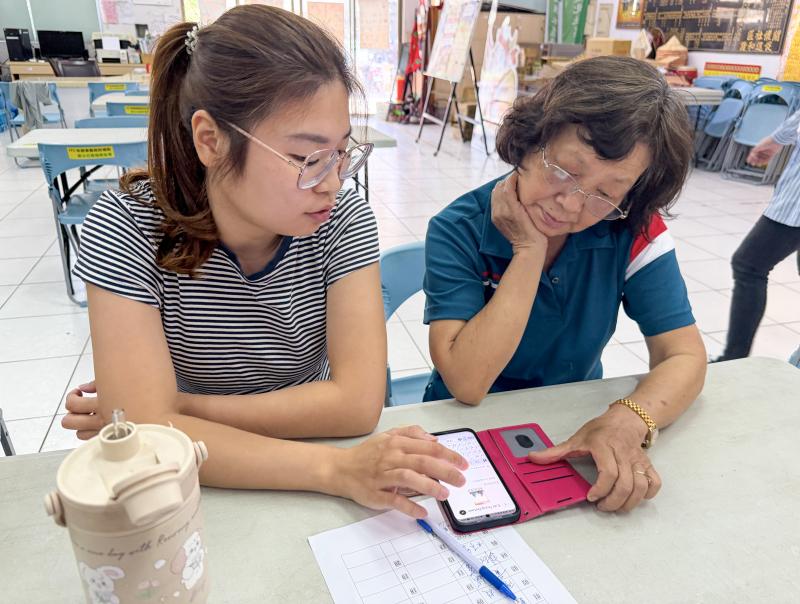 學習旋律生成與節奏設計細節，DOC執行祕書協助教學，讓學員更清楚掌握要領。