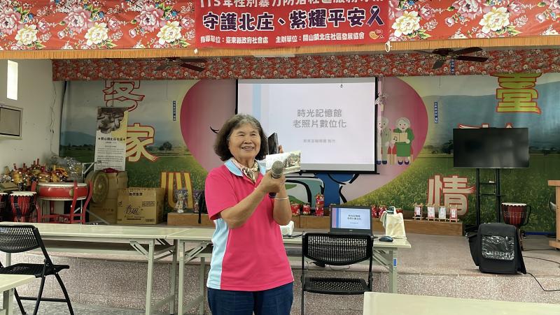 長輩開心滿臉喜悅回憶，家庭大合照的趣事。