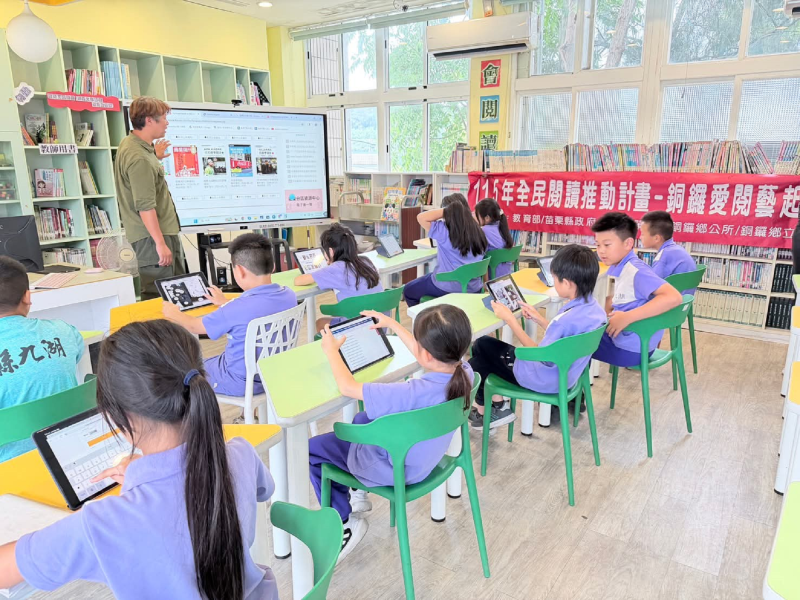 學生們順利借閱了電子書