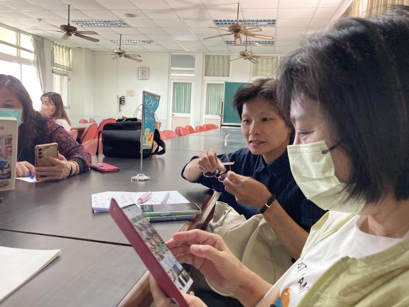 學員彼此討論學習，一起完成影像創作