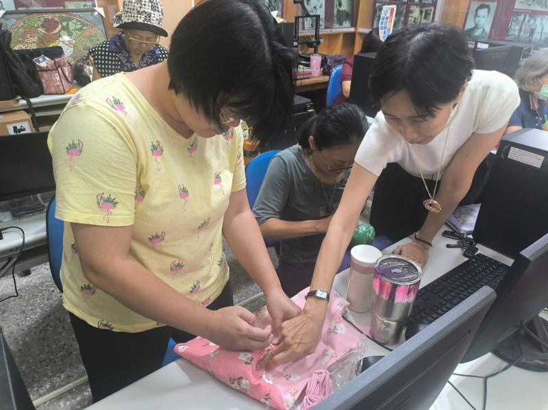 課程空檔之餘，講師準備艾草經絡槌的材料包讓學員親手體驗DIY的樂趣。