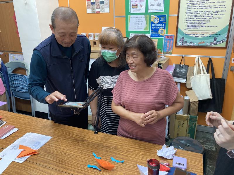 學員一同腦力激盪將想像力透過數位工具創造出來
