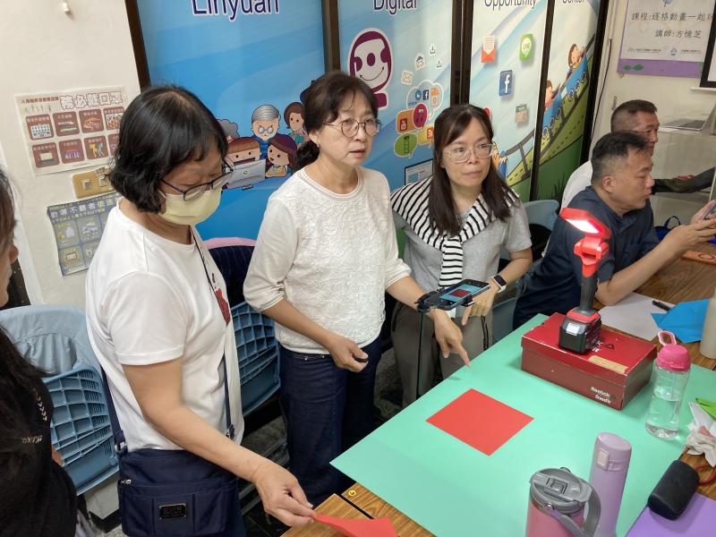 學員彼此互相討論腳本內容，並透過畫面呈現出來
