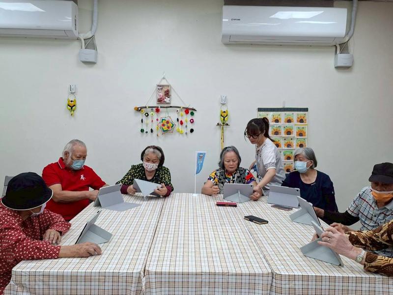 講師協助學員使用平板