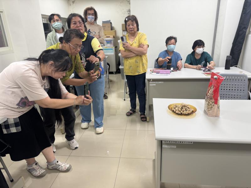 在拍攝前先介紹器材、基礎光線認識及運鏡技巧．學拍攝前先介紹器材、基礎光線認識及運鏡技巧．學員們紛紛那組自己準備的產品，調整各種擺盤，依據光線和遠中近景，期待著拍出好作品。最後，講師示範短影音的拍攝運鏡，學員一邊模仿一邊調整成自己的風格來拍攝