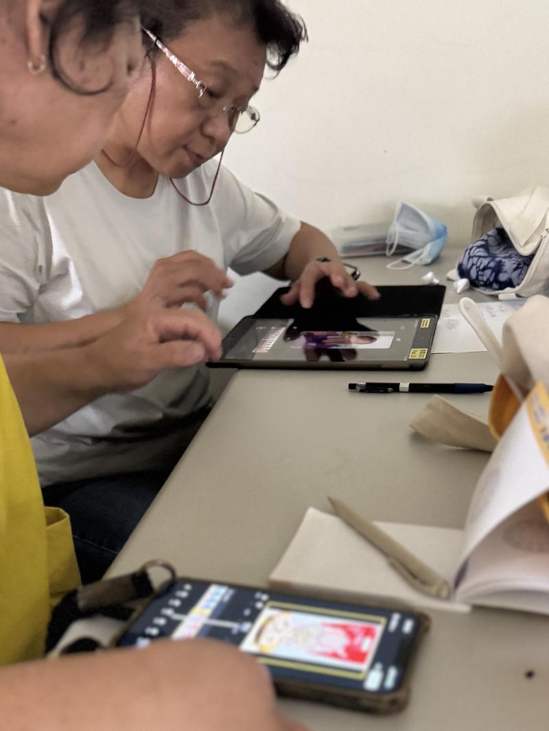 講師請學員檢視腳本分鏡示意圖的合理性，並說明剪輯的邏輯及架構順序，學員獲得對短影音編排和設計的了解。 然後學員們開啟數位剪輯app上傳拍攝素材，按故事的順序，分段剪輯呈現重點，學員們戴上耳機，來回拖拉手機螢幕上的截條，秒秒斟酌去蕪存菁，以求