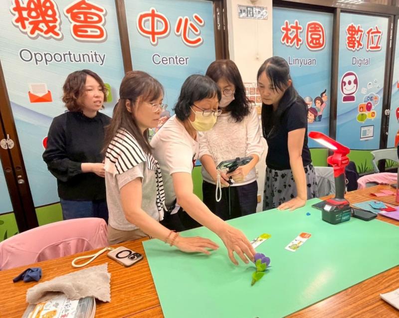 課堂中，學員們熱情投入，自行分組討論!