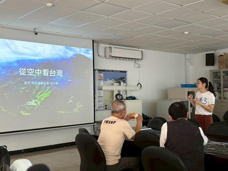 上午,三芝DOC特別與「看見.齊柏林基金會」攜手合作,帶領學員們深入了解北海岸的環境教育,並探討如何透過影像的力量來保存家鄉珍貴的地景文化。