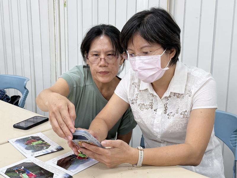 學員們認真操作手機，相互討論照片後製修復的流程
