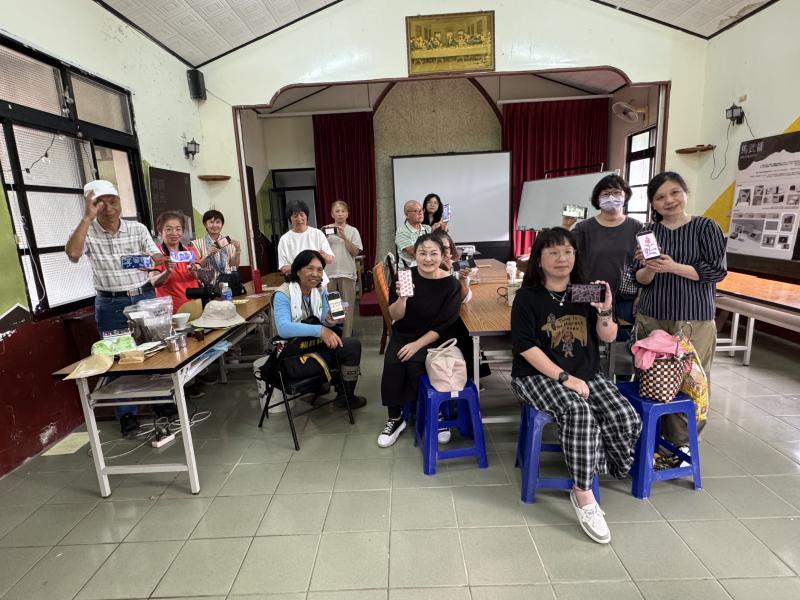 透過AI將設計的圖樣轉為滿版圖騰印花，學員們分組熱烈討論並嘗試圖樣的各種排列組合可能性，最後各組推選出一組最具地方特色的圖騰。
