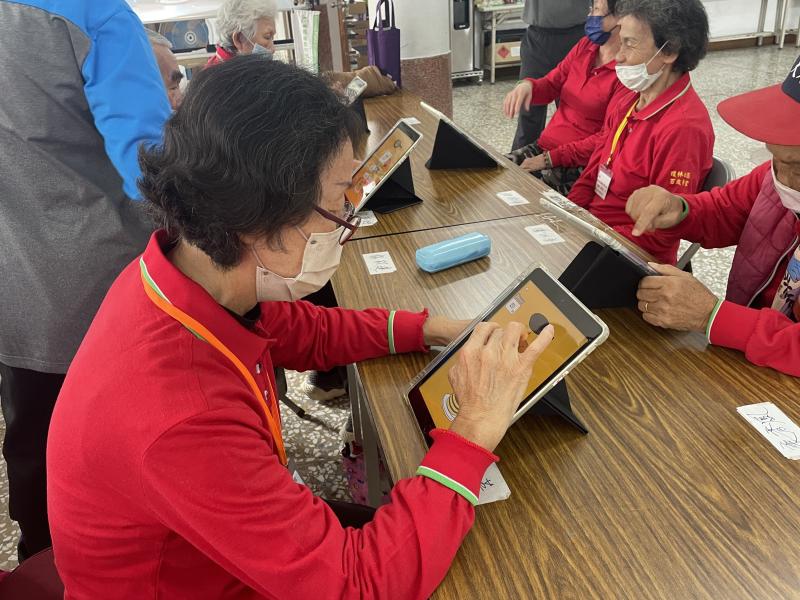 沉浸遊戲，長輩們樂在其中，反應更敏捷，指尖的躍動讓生活充滿活力。