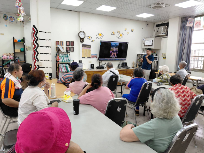 使用電子發票載具不僅能落實節能減碳、減少紙本發票的浪費，更棒的是在幸運中獎時還能免去扣繳印花稅的程序。