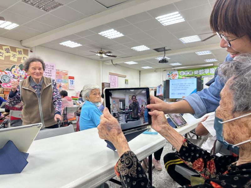 老師協助學員使用平板拍照